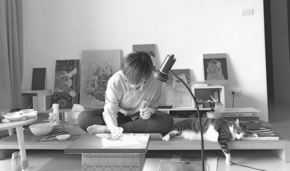 與貓同住的工作室。繪畫時，貓安靜地靠近畫家。