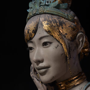 九千房 政光「弥勒菩薩思惟坐像」（部分）