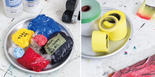 自分で使いやすい塩梅に調合したメディウムと色をラップで包んで保存しています。 スプレーの際にマスキングテープが欠かせません。これは車両塗装用のもので、手で自由にちぎることが出来るのが気に入っています。