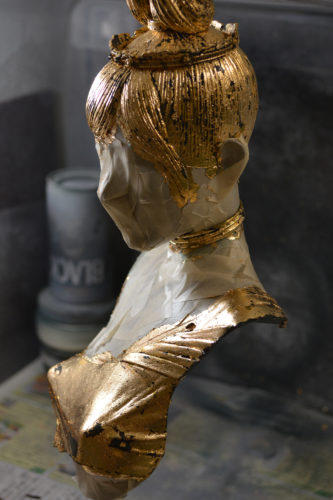 金箔を貼りつけ古色を施す