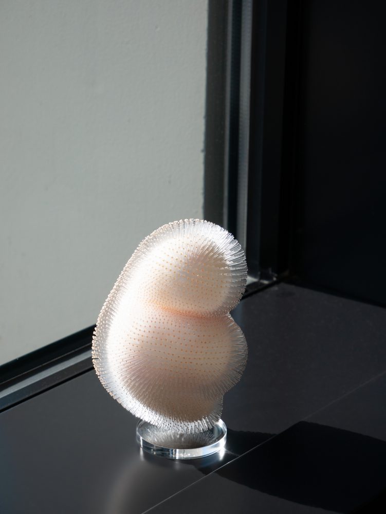 Ayako Hirogaki, “zoe #4”, 2025, glass, mixed media, acrylic, 19 x 11 x 10 cm © Ayako Hirogaki.