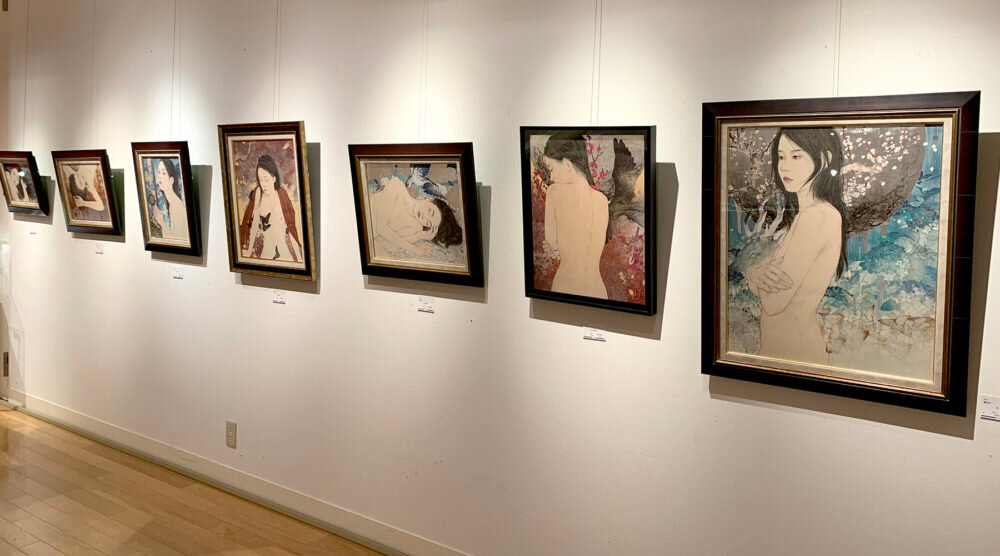 顧洛水さん。インスタレーションコーナーでは作品の中によく出てくる蝶の標本も展示しています。