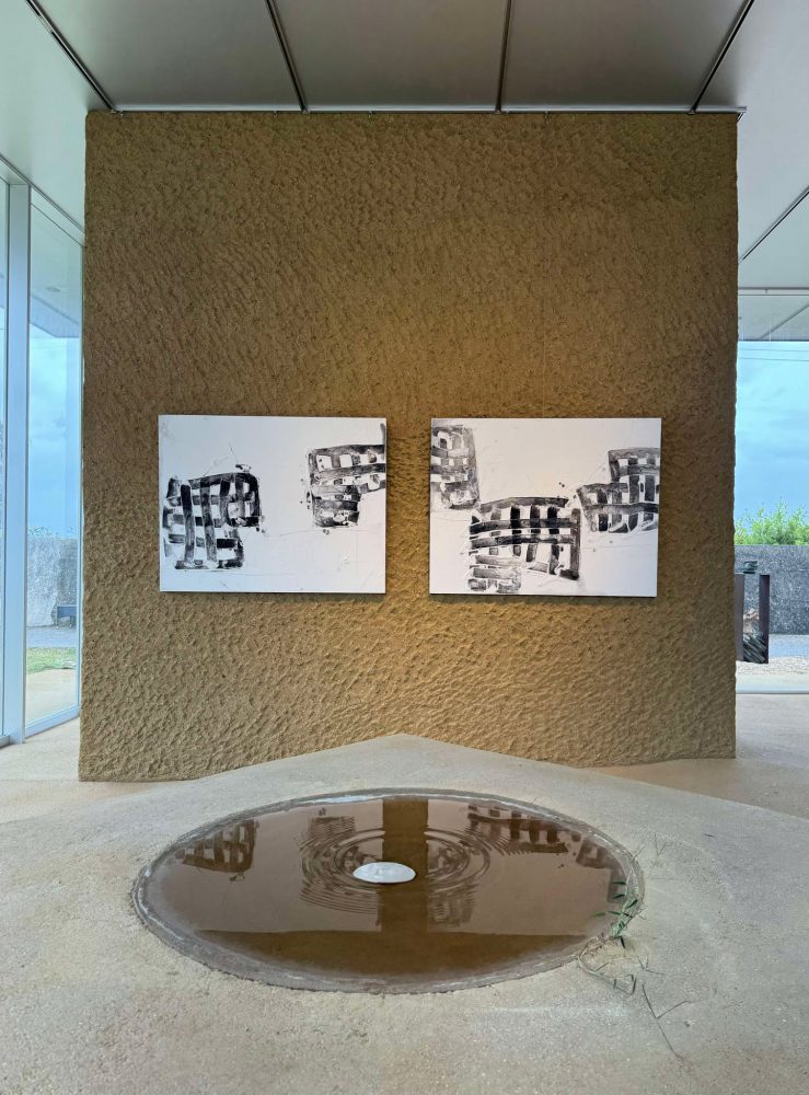 『壘⇨Steps Towards Peaceful Boundaries』 91.0×116.7cm×2 製パネル、木工ボンド、新聞紙、アクリル絵具、淡路島土、ボンド墨、鈴鹿墨煤 2024