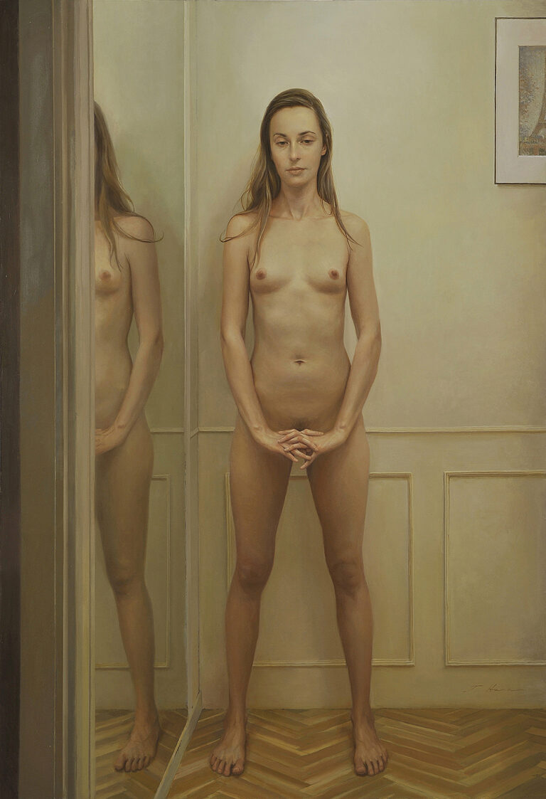 Desnuda de  pie